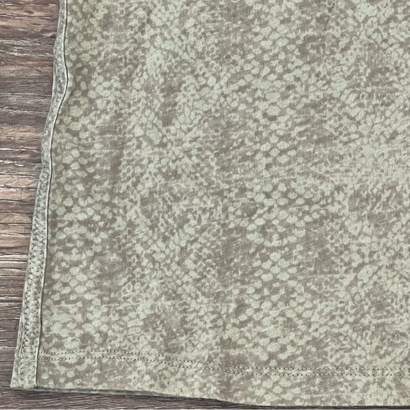 Athleta Women’s Green Snake Print Short Sleeve Medium Shirt - Picture 2 of 5